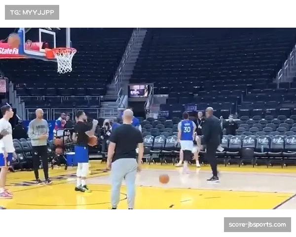 技术台失误导致比赛短暂中断，球员自发进行投篮练习保持状态